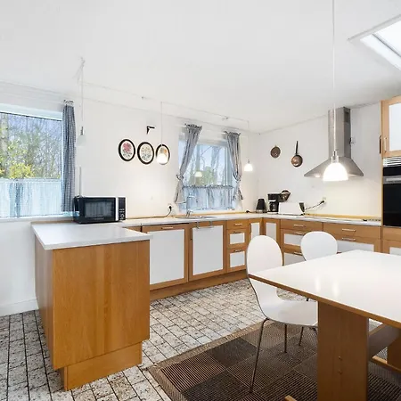5 Bedroom Gorgeous In Prázdninový dům Spottrup