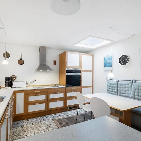 5 Bedroom Gorgeous In Prázdninový dům *