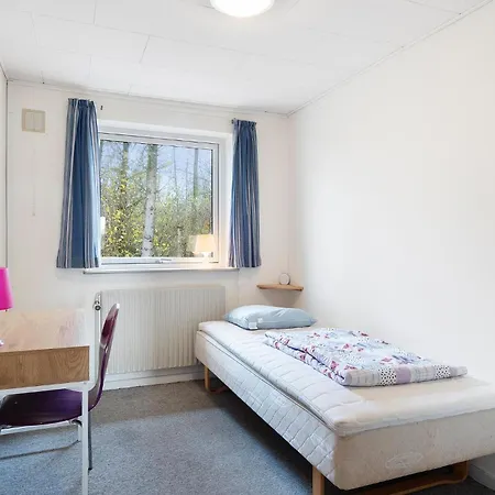 5 Bedroom Gorgeous In Prázdninový dům Spottrup